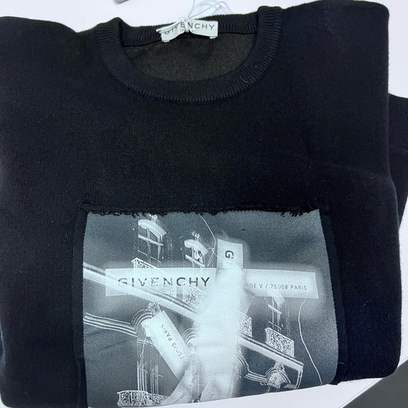 Givenchy sweater xl in size. - Picture 1 of 3